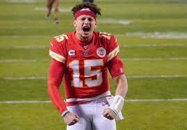 Le quart-arrière de la NFL Mahomes gagne